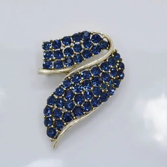 Lisner Swirl Shaped Brooch With Deep Blue Crystal Rhinestones 2 Inch, Wave Ribbo - Picture 1 of 6